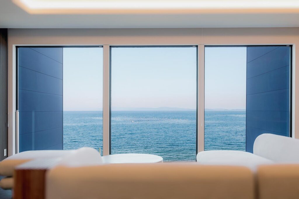 コーラルリゾートヴィラのリビングルームから望む穏やかな海の景色
