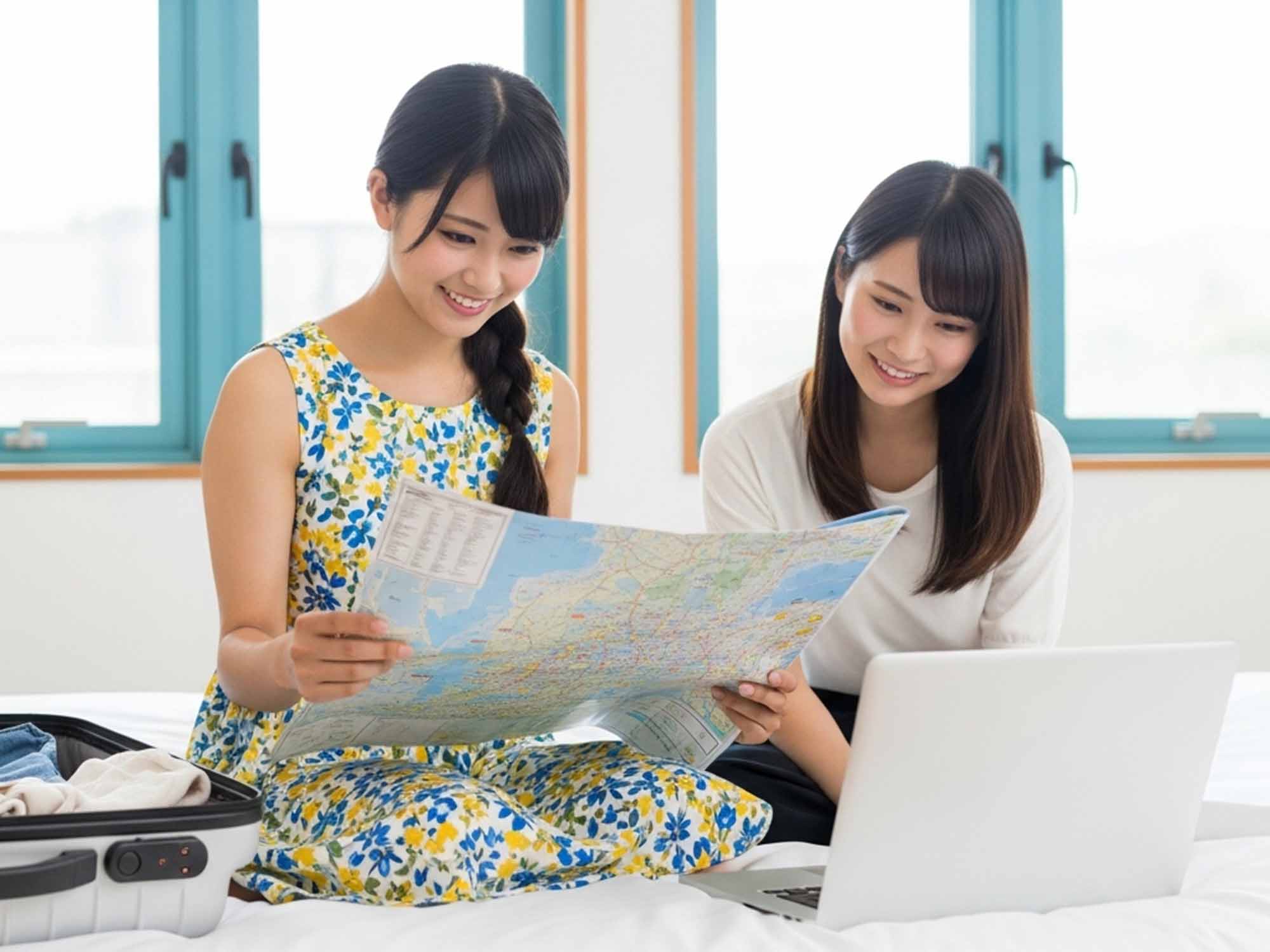 旅行計画を立てる女性二人