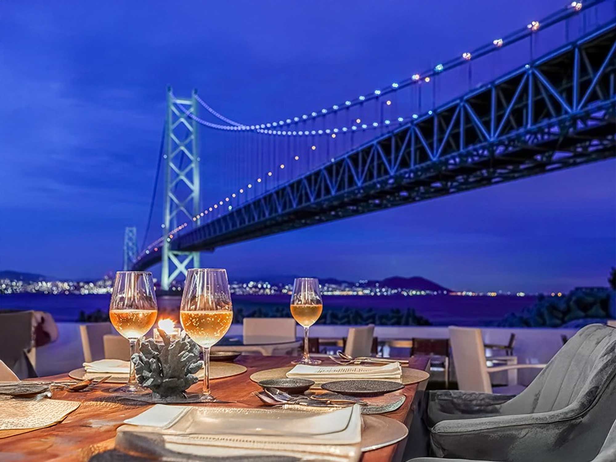 夜の明石海峡大橋を望むディナー席