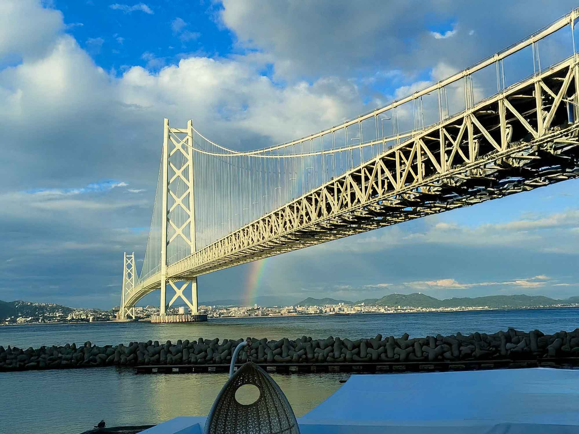 淡路島から眺める明石海峡大橋と虹