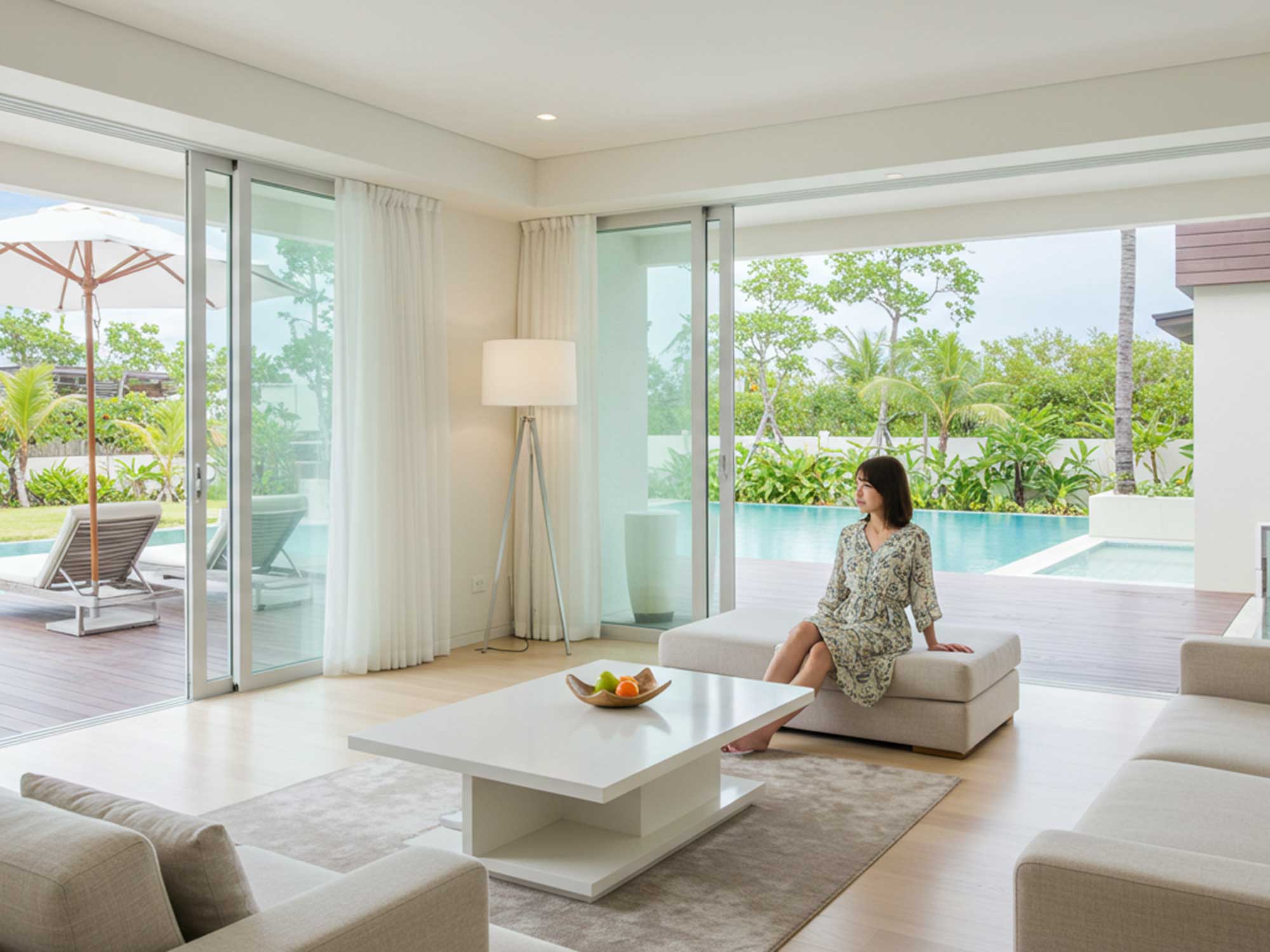 プール付き淡路島ヴィラのリビングでくつろぐ女性