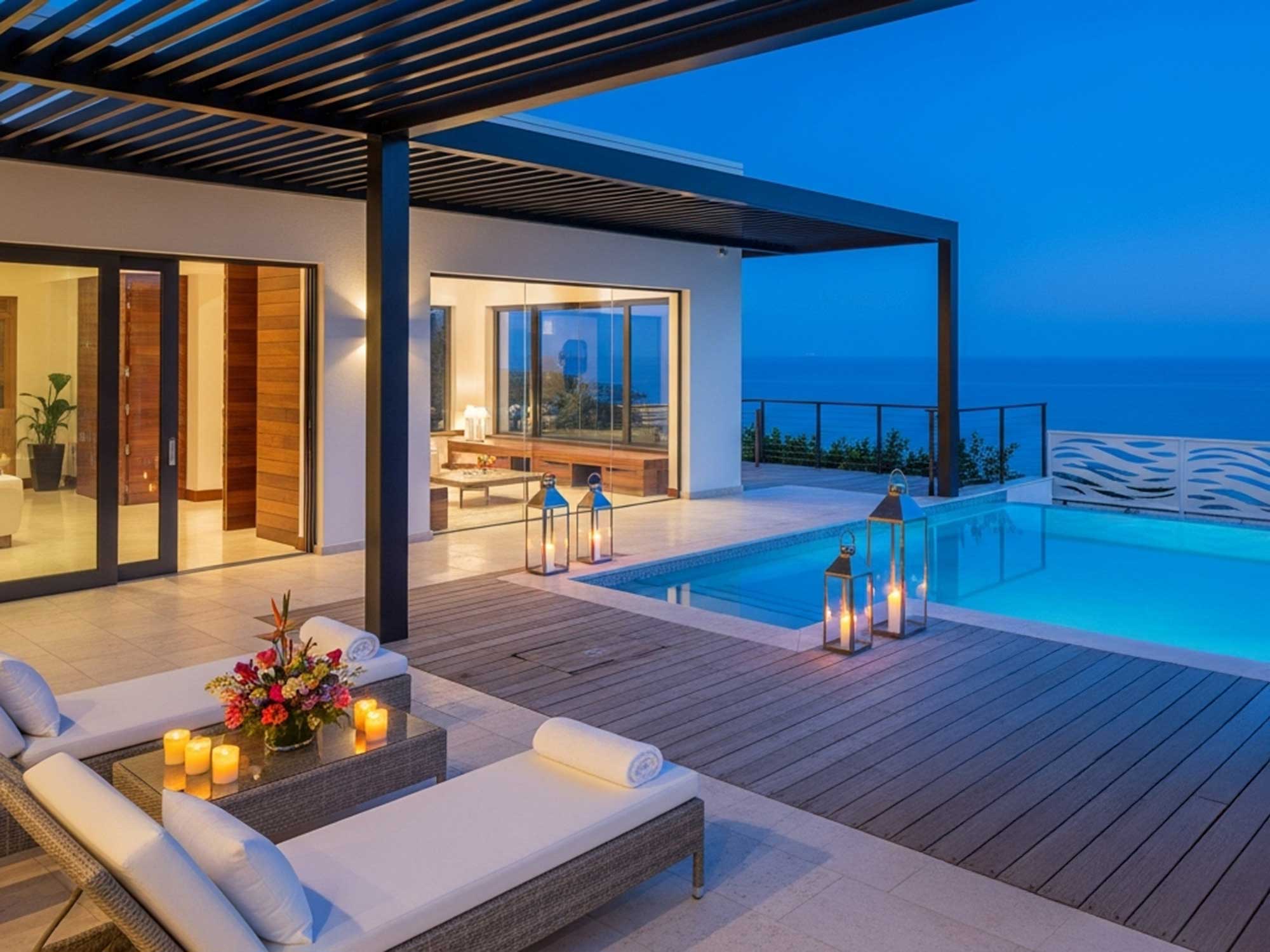 夜の海を望む淡路島ヴィラのプール付きテラス