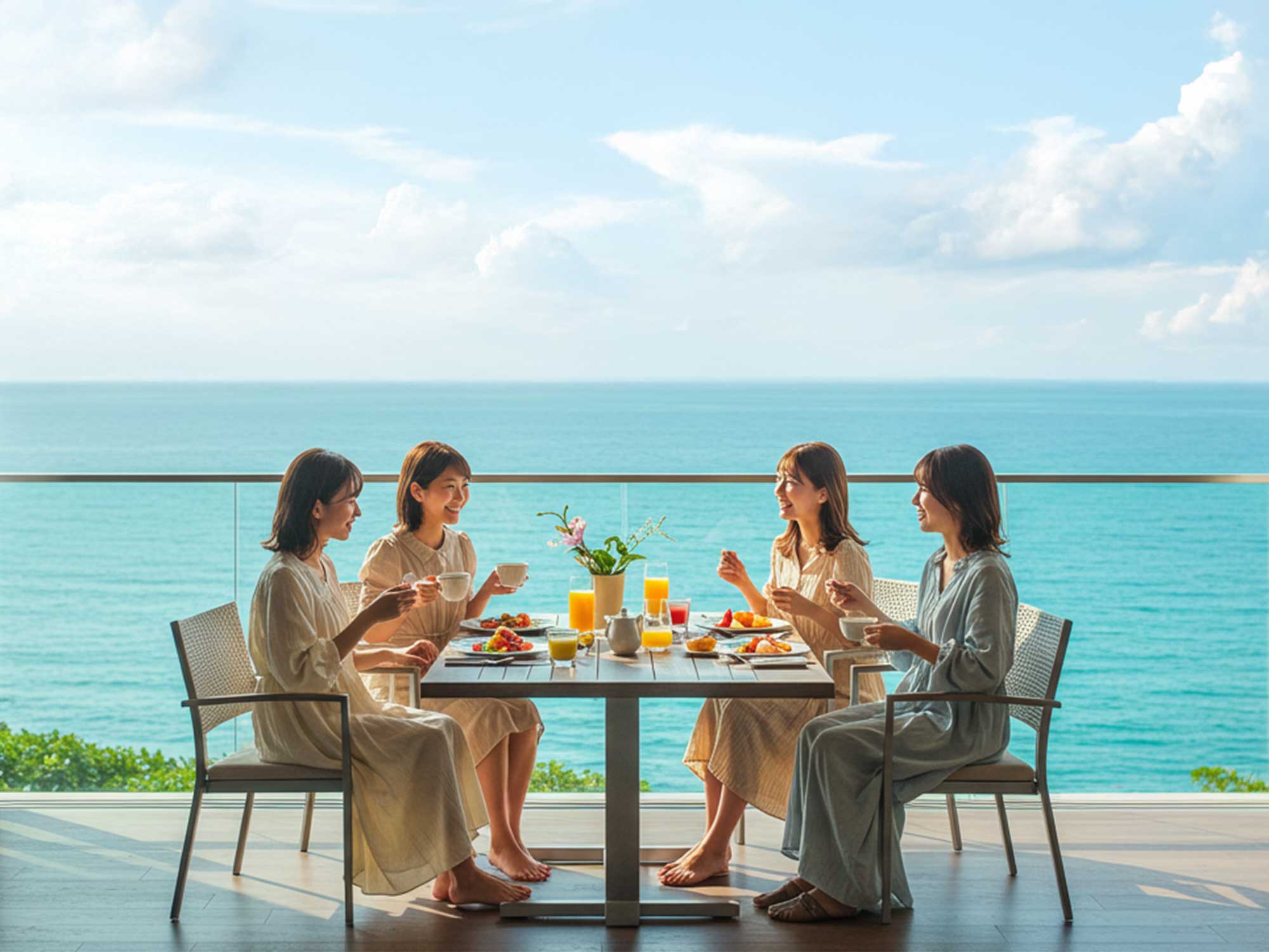 オーシャンビューのヴィラで朝食を囲み談笑する女性グループ