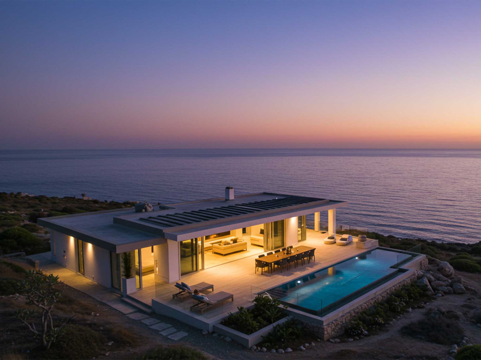 夕暮れの海を望むプール付きヴィラ