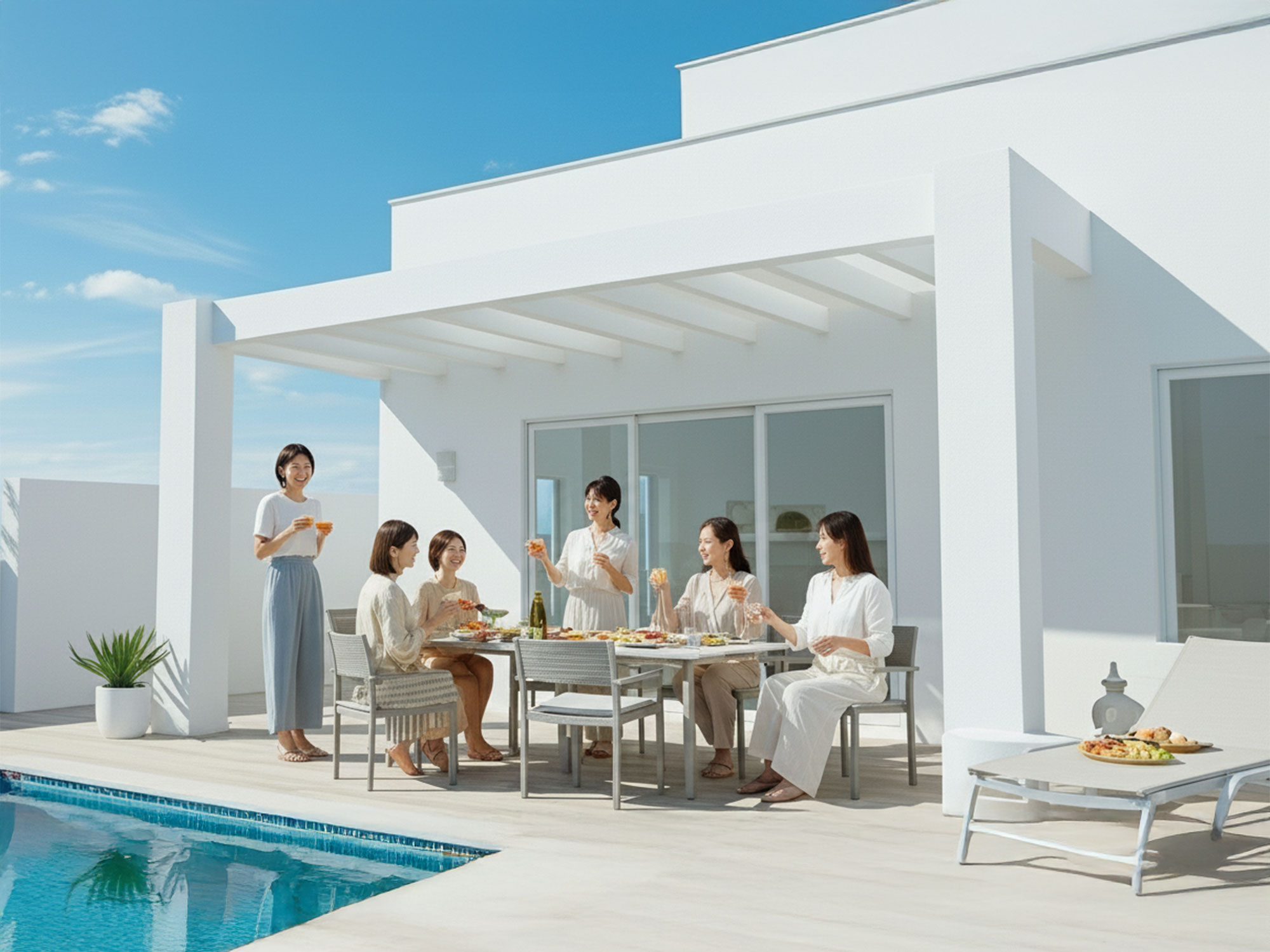 ヴィラのプールサイドで乾杯を楽しむ女性たち