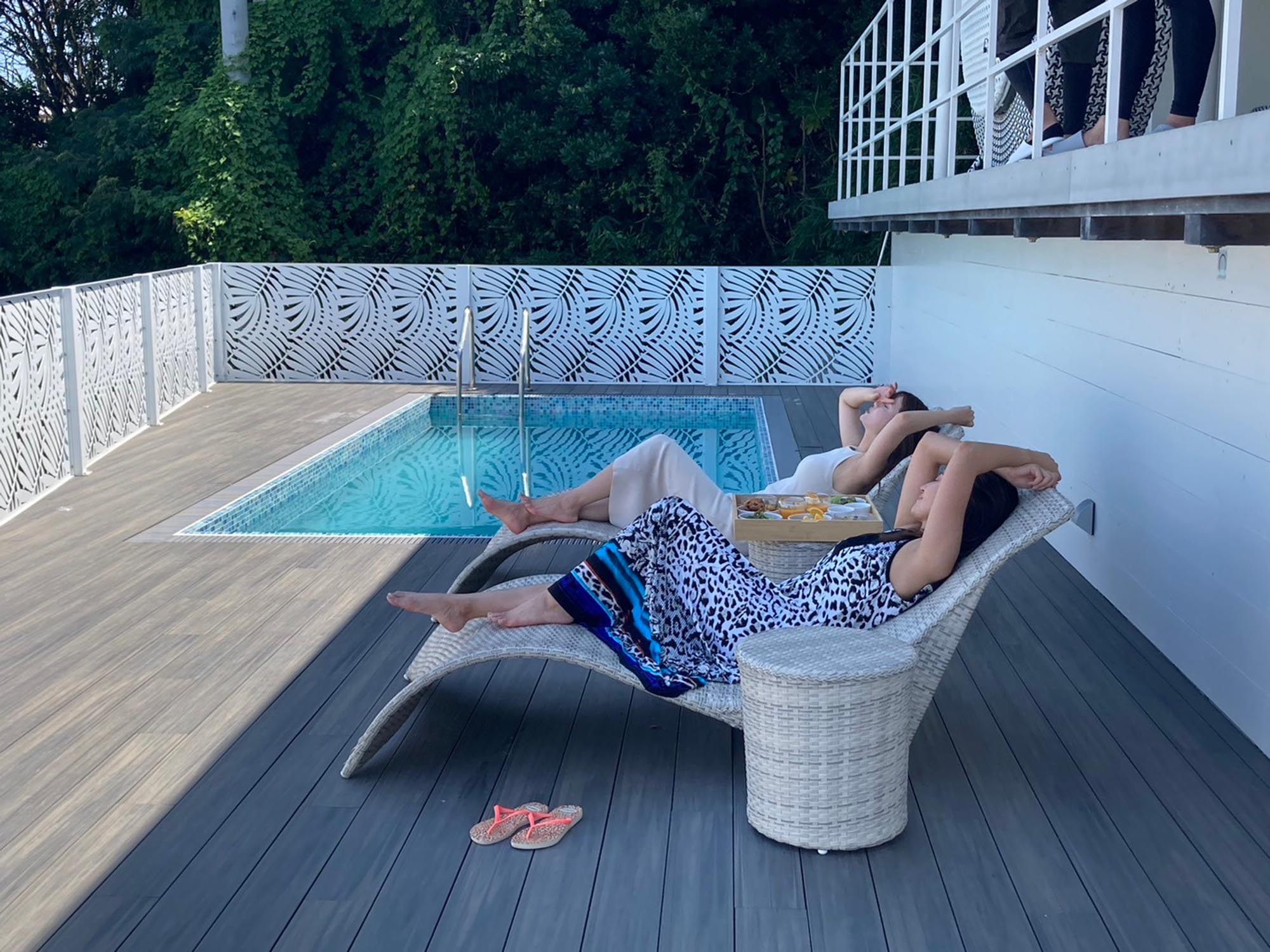 淡路島にあるヴィラのプールサイドでくつろぐ女性二人