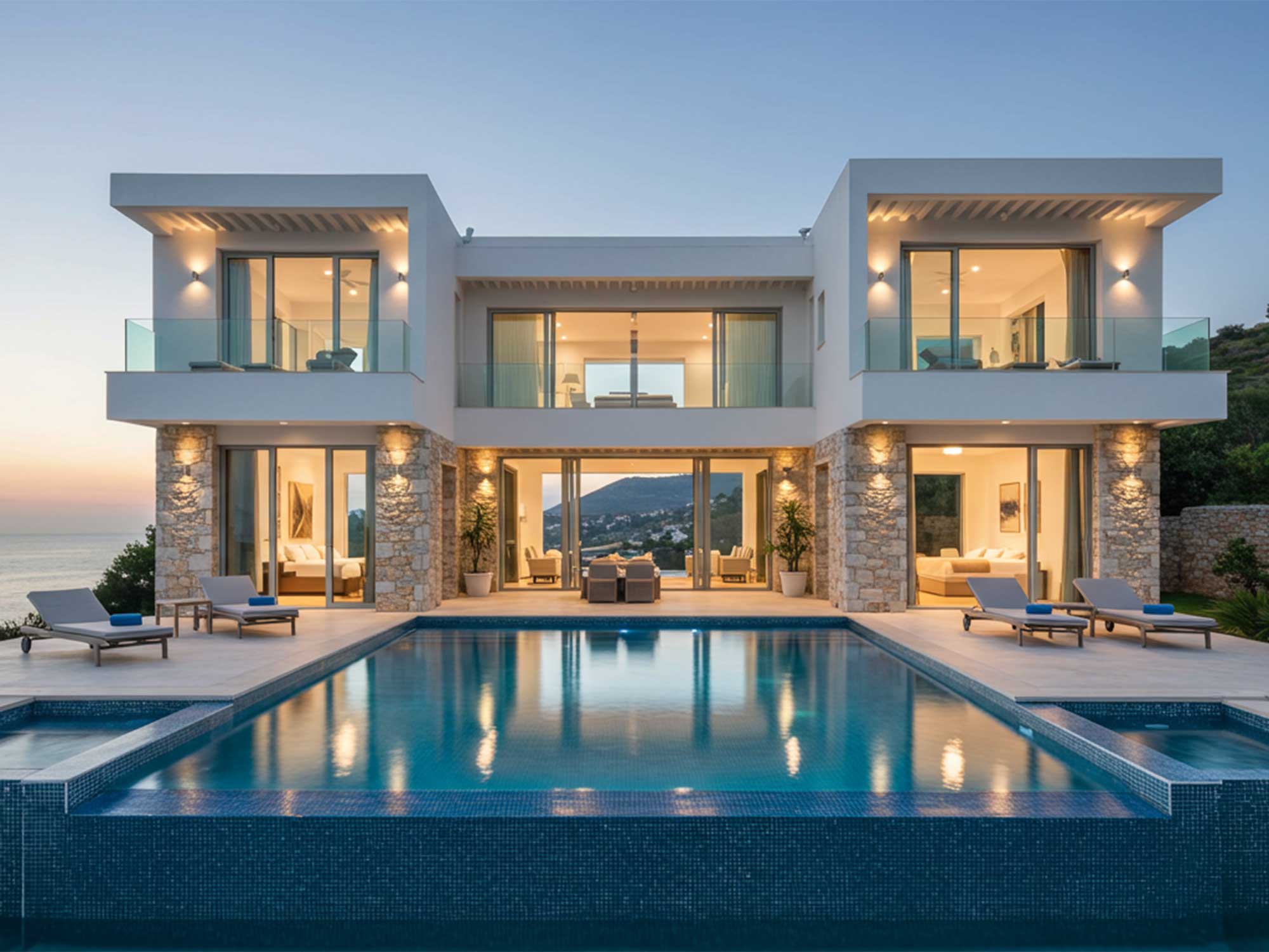 海を望むプライベートプール付き高級ヴィラ