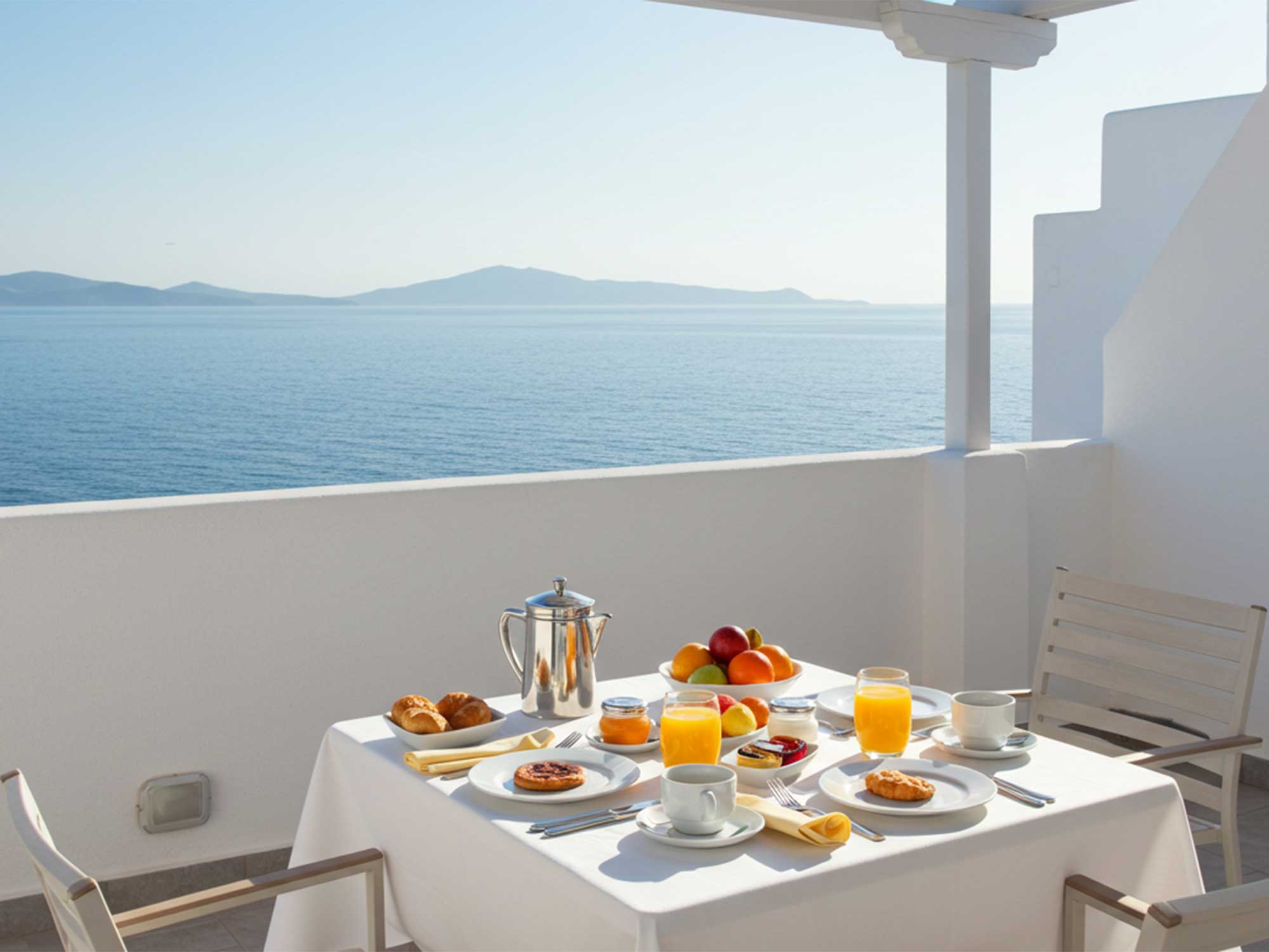 海を望むヴィラのテラス朝食