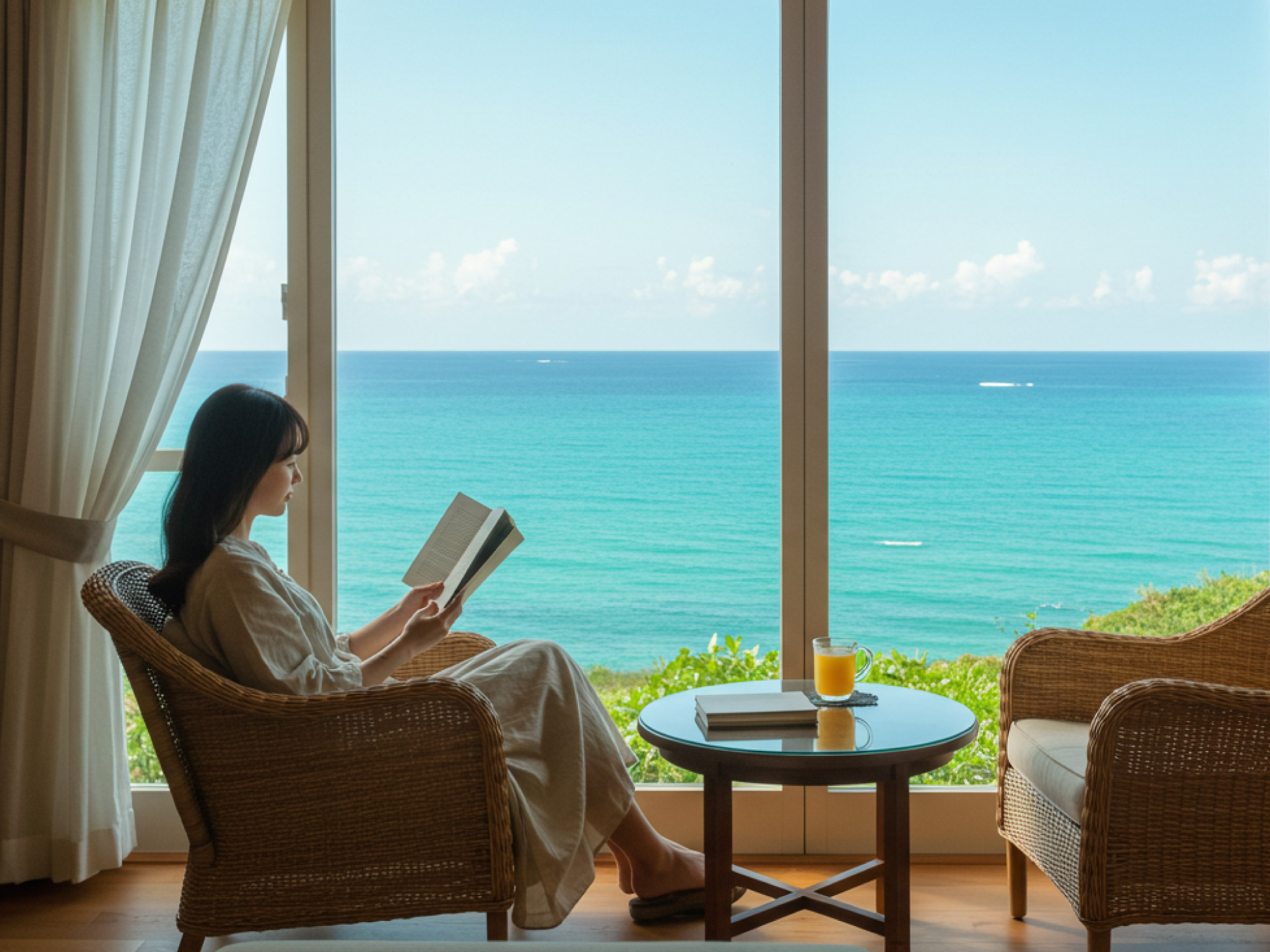 淡路島のヴィラで海を眺めながら読書を楽しむ女性