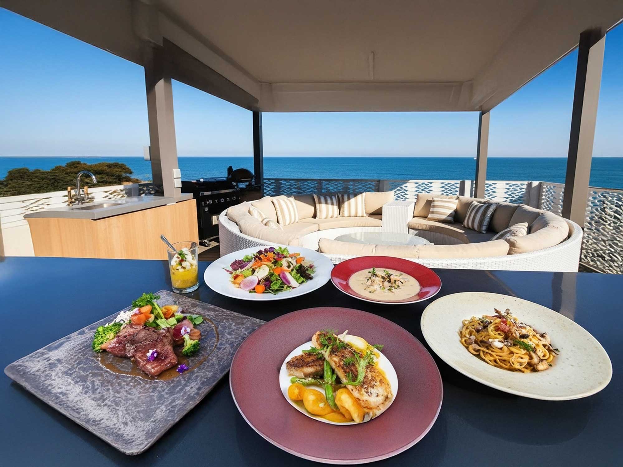 海を望む淡路島ヴィラのテラスで楽しむ料理