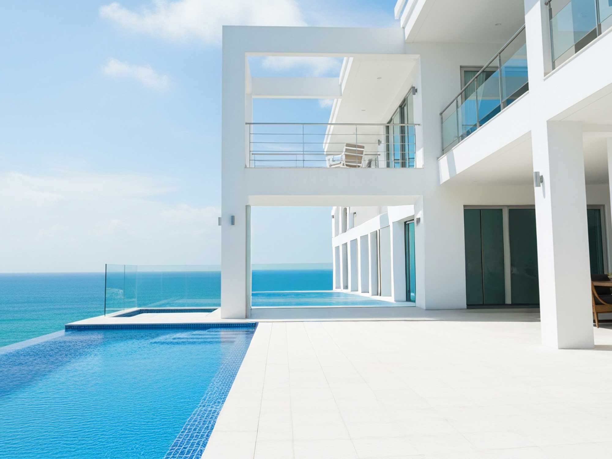 「コーラルリゾートヴィラのオーシャンビューインフィニティプール。青い海と空に溶け込むラグジュアリーなリゾート空間。