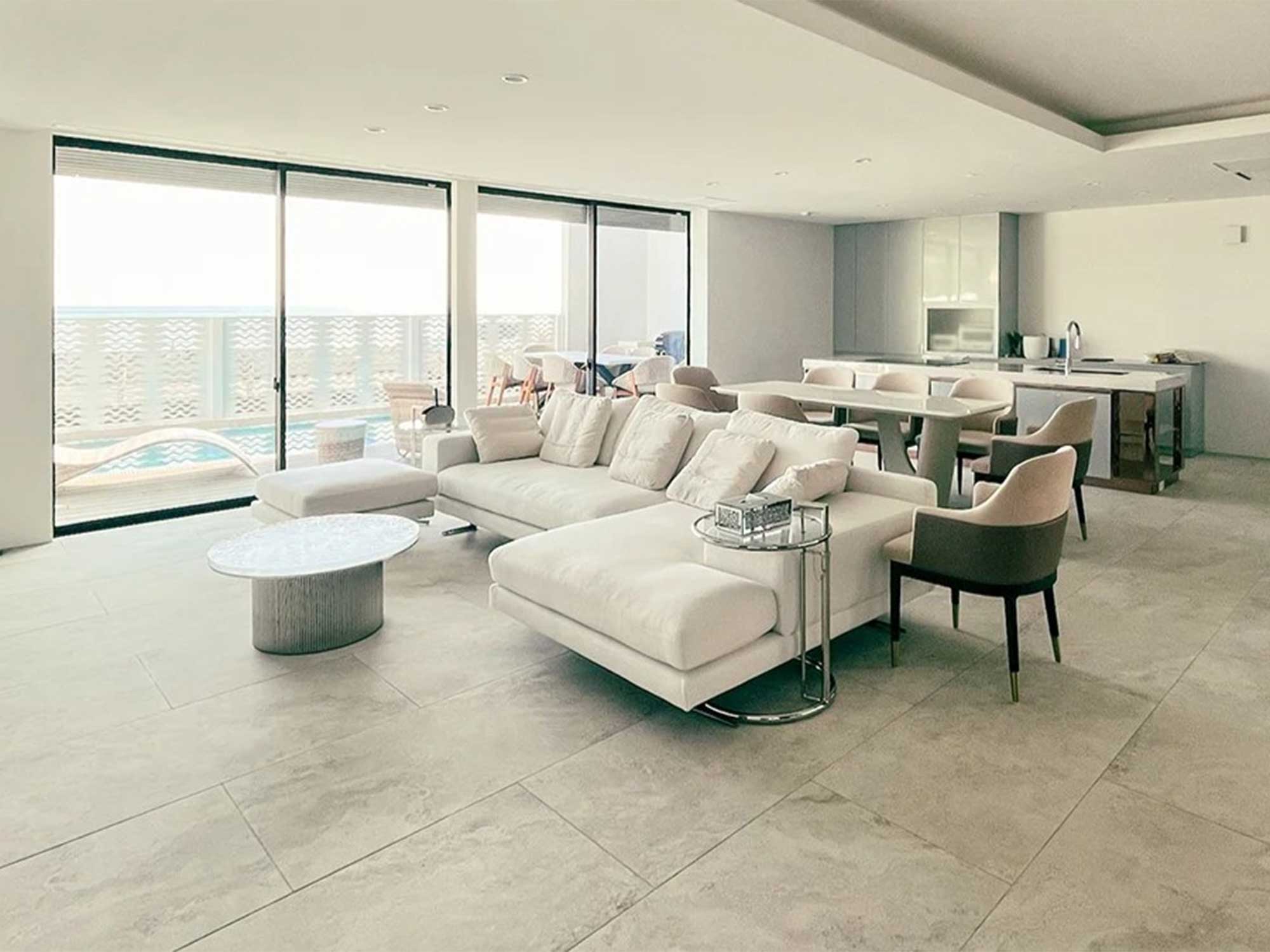 コーラルスイートヴィラアワジのリビング