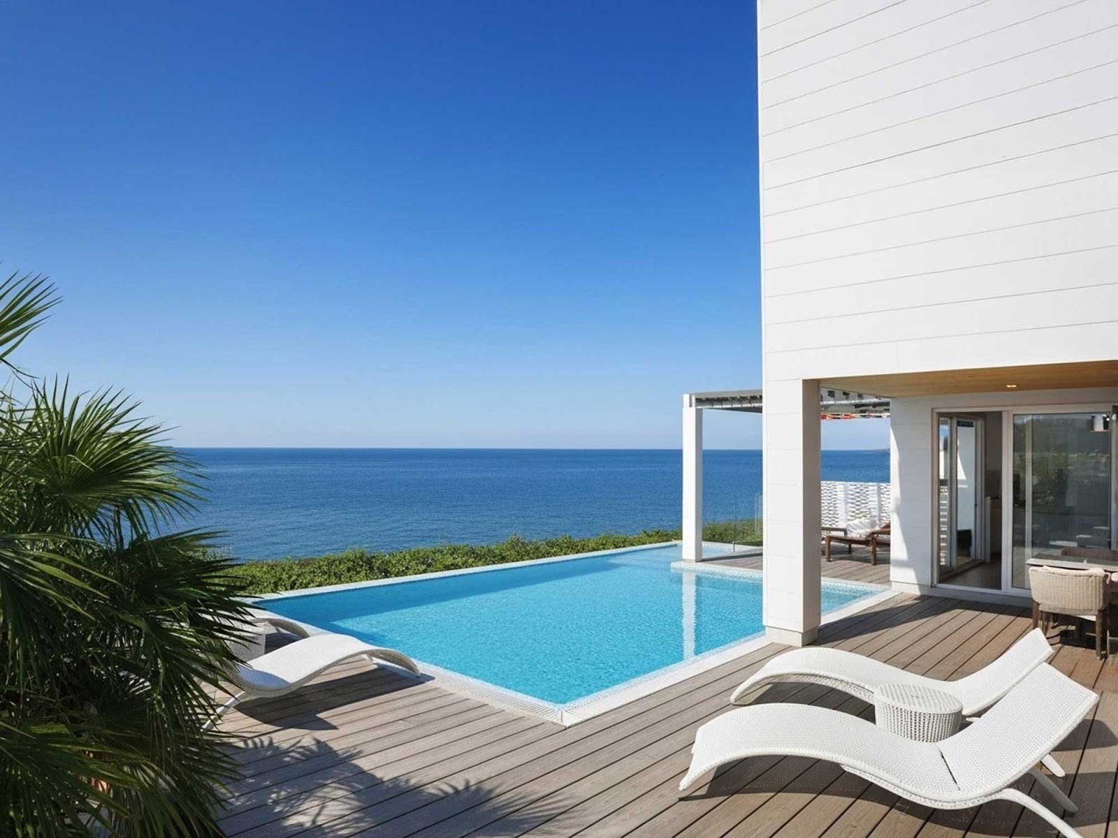 海景を一望できるプール付きヴィラのサンデッキ
