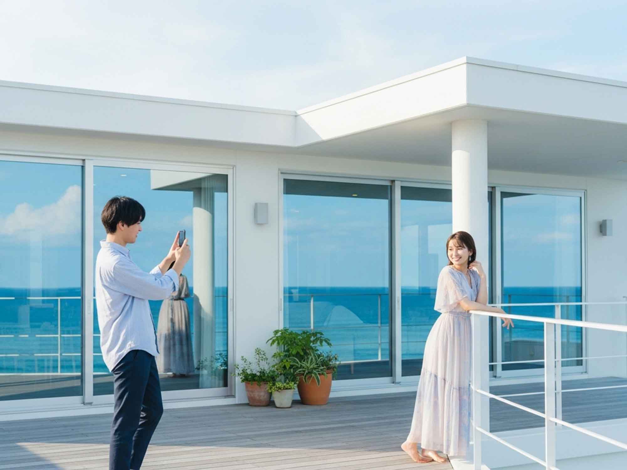 ヴィラのテラスで彼が撮影笑顔でポーズをとる女性