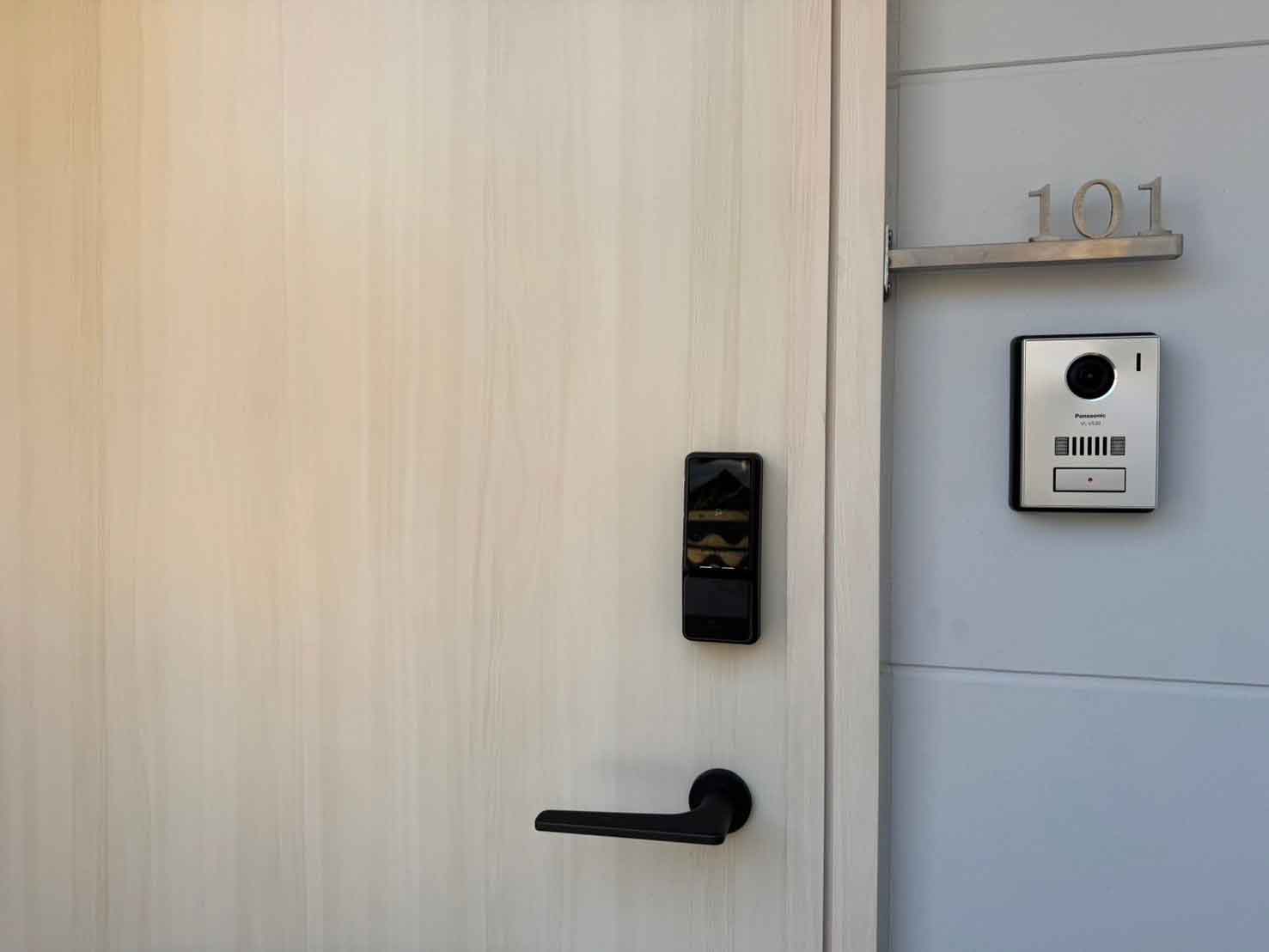 CORAL-RESORT-atsuhama-101号室の玄関ドアと電子錠