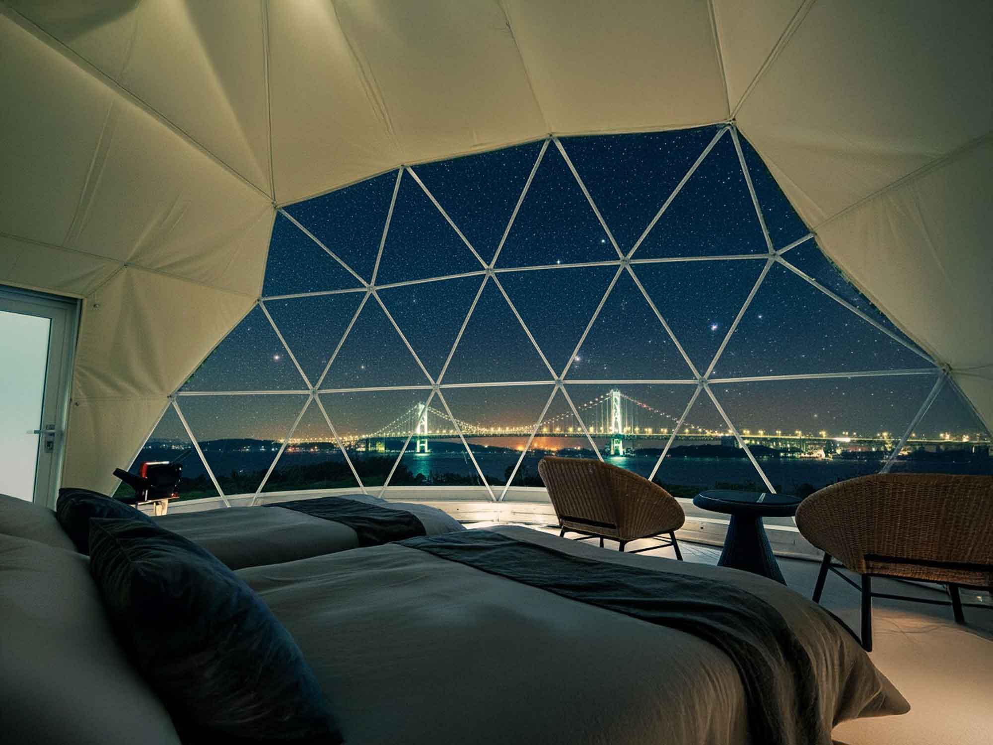 淡路島のドーム型ヴィラから星空を眺める夜。ベッドから明石海峡大橋と満天の星を楽しむロマンチックな滞在体験。
