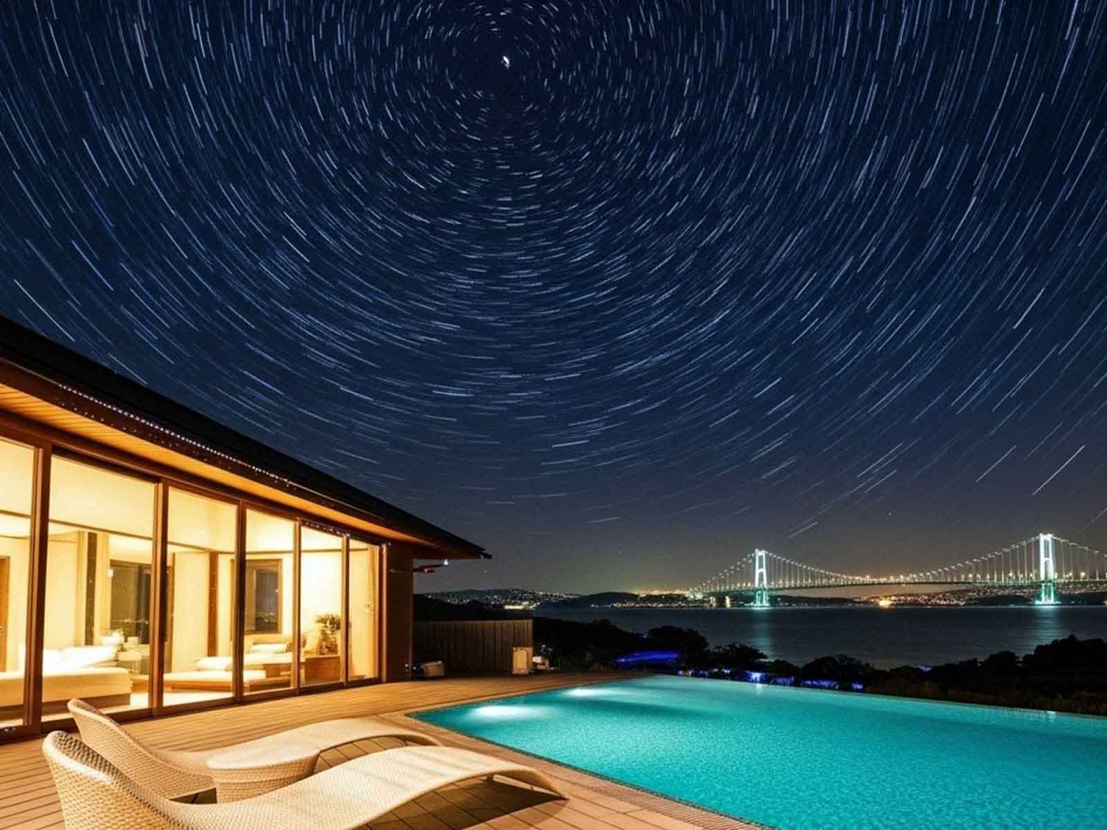 淡路島・南あわじ市のテラス付きヴィラから見える明石海峡大橋と星空の長時間露光撮影。プールサイドで楽しむ星空観賞の過ごし方。
