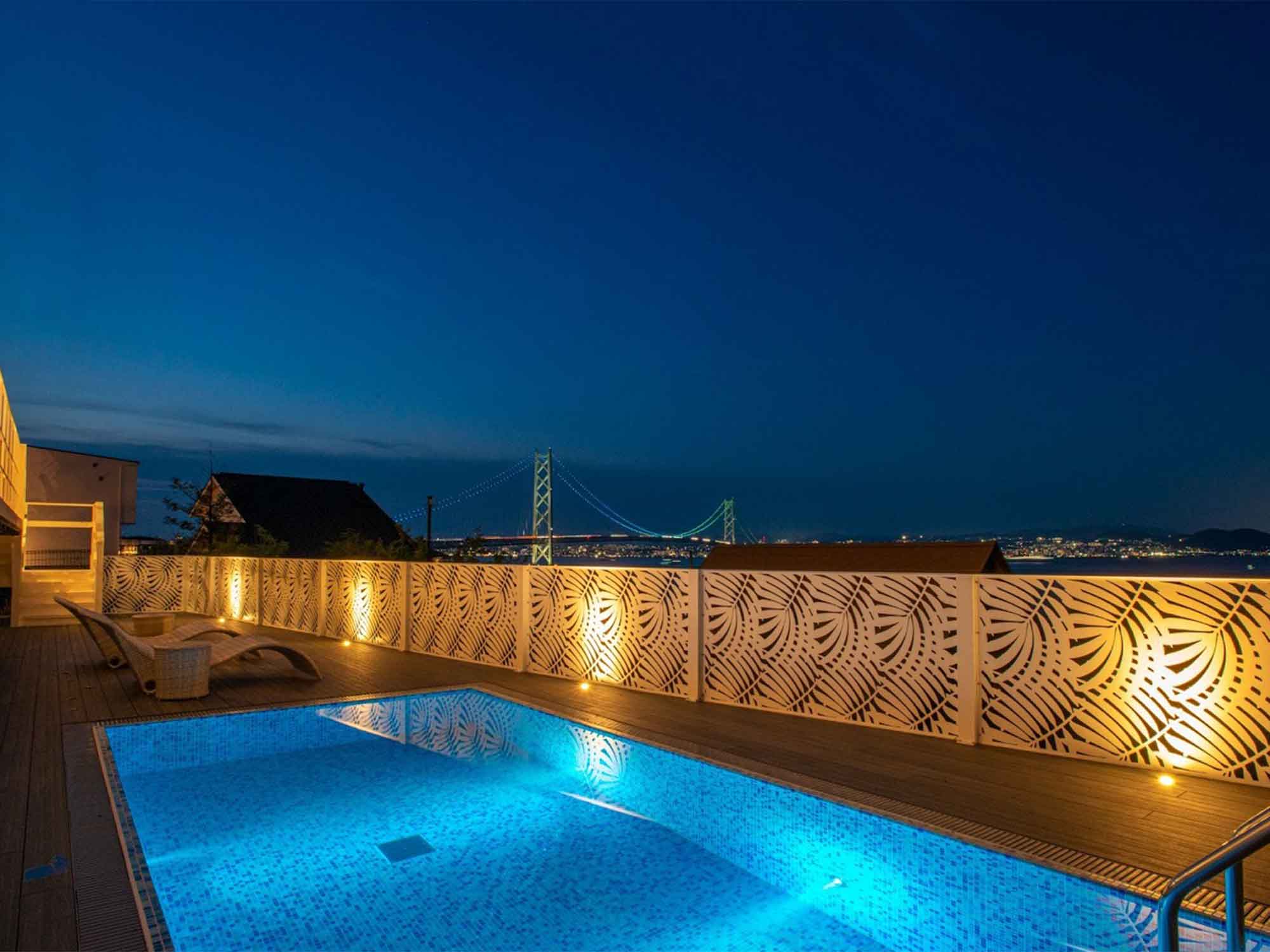 夜のヴィラでプールサイドから眺める明石海峡大橋の夜景。友達と泊まる非日常のリゾートステイ。